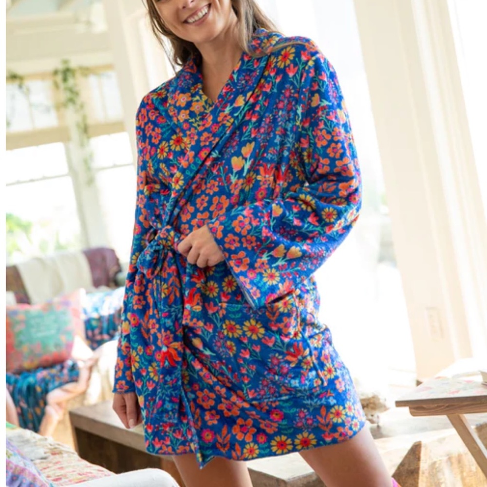 Natural Life Cozy Robe with pockets in groovy floral print. Size small